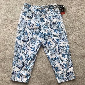Briggs Cropped Length Blue & White Floral Pants (size 16)